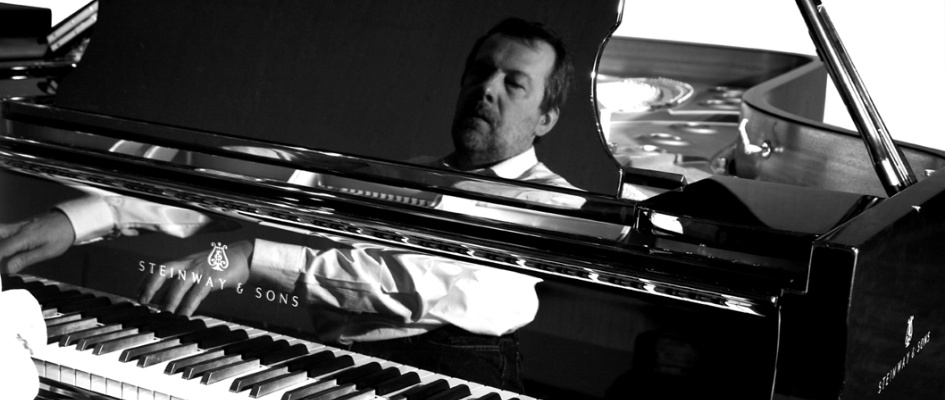 IGNASI TERRAZA TOCANDO EL PIANO